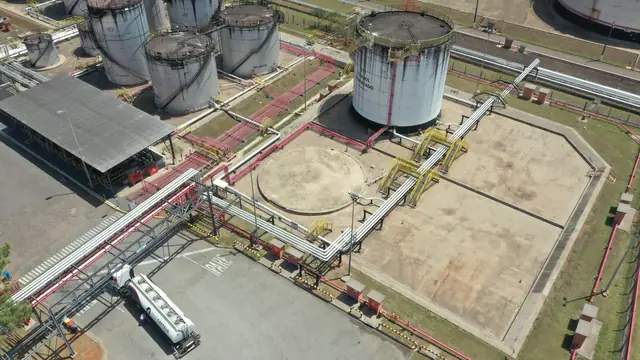 Área industrial com tanques