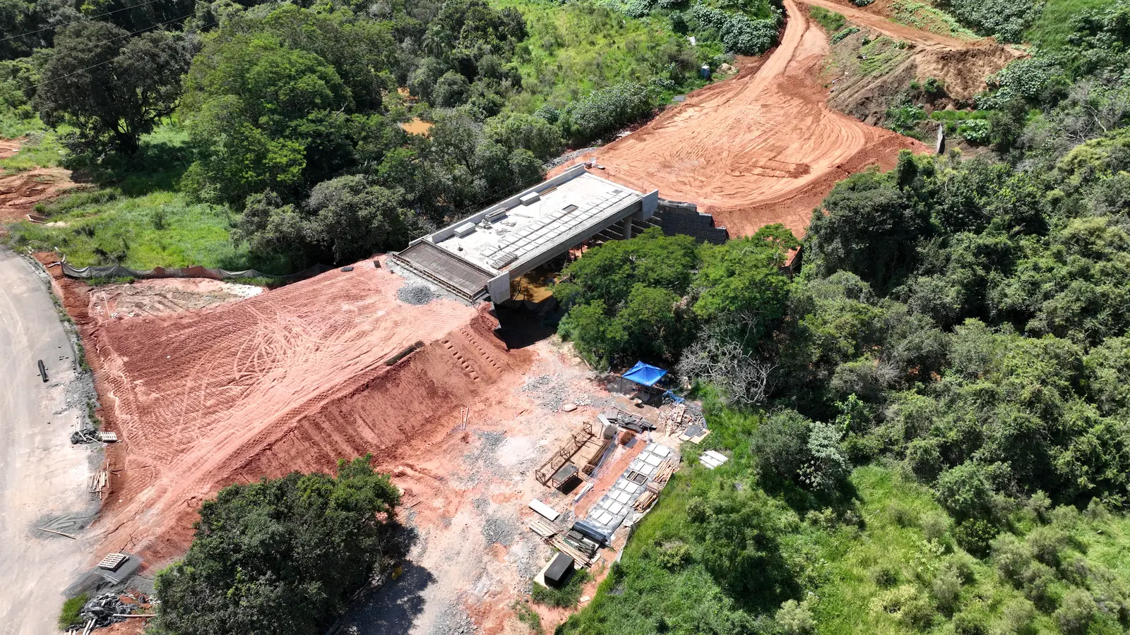 Área desmatada e ocupada vista do drone