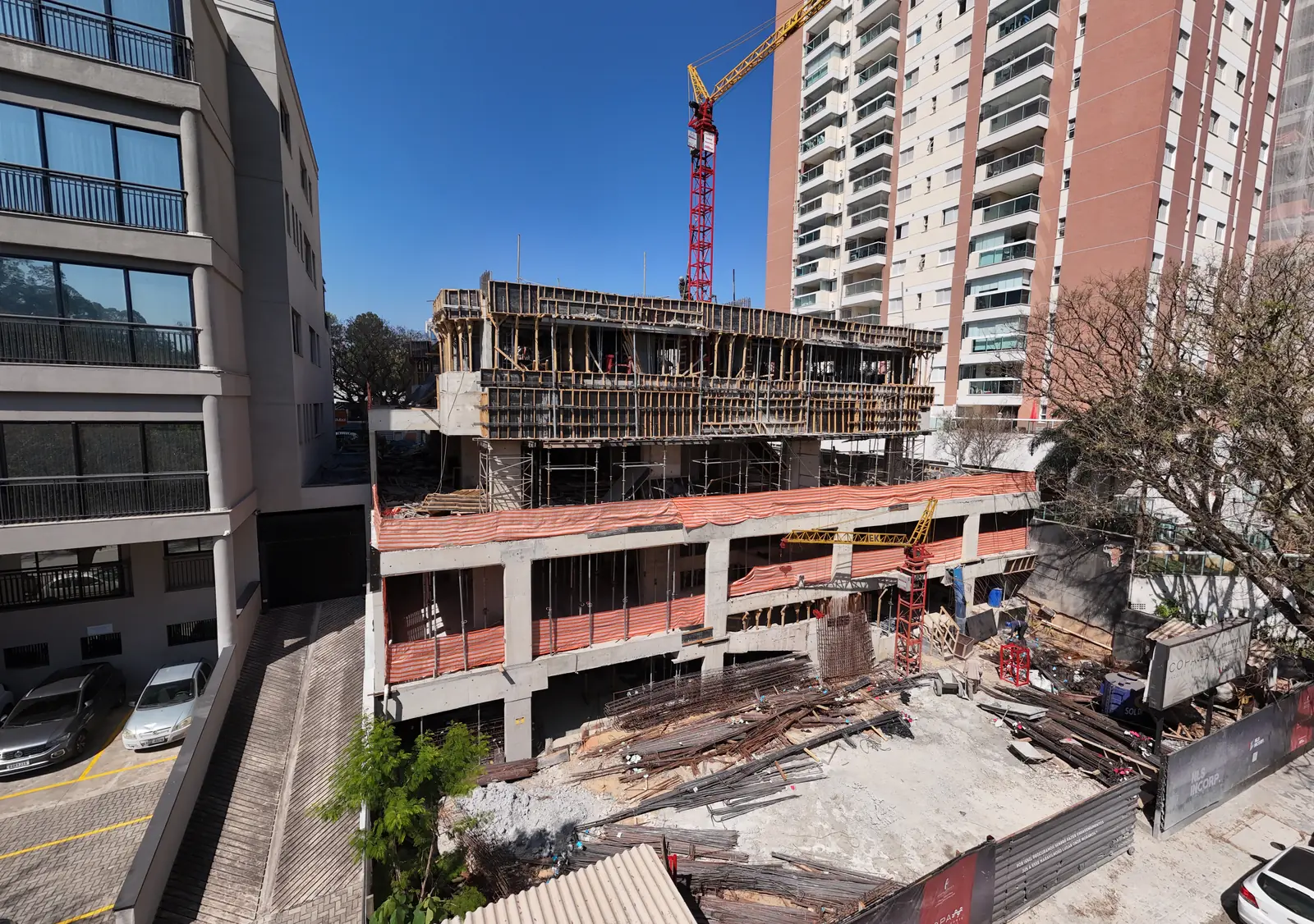 Prédio em construção acompanhado pelo timelapse