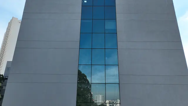 Fachada de prédio inspecionada por drone